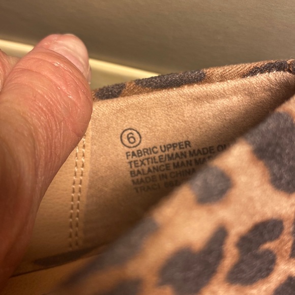 Animal print 2” wedge by David Aaron Like new! - Picture 7 of 8